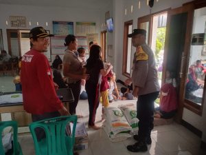 Bhabinkamtibmas Polsek Sliyeg Amankan Penyaluran Program Bantuan Pangan di Desa Sleman