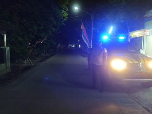 Patroli Malam Rutin Kapolsek Pasekan Cegah Gangguan Kamtibmas di Wilayah