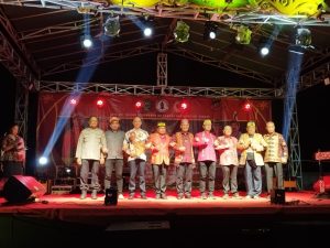 Polres Singkawang Laksanakan Pengamanan Malam Penutupan Pekan Gawe Dayak Naik Dango Ke XXIV di Kota Singkawang