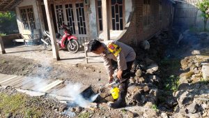 Bhabinkamtibmas Desa Sidorejo Lakukan Fogging untuk Antisipasi Penyebaran Nyamuk di Dusun Mangir