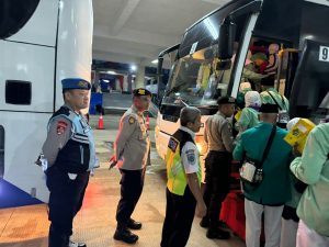 Puluhan Personil Polres Indramayu Dikerahkan Untuk Pengamanan Keberangkatan Jamaah Calon Haji