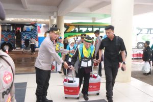 Polres Indramayu Jamin Keamanan Proses Kedatangan Calon Jamaah Haji Kloter 2 dari Kota Bandung