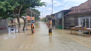 Bhabinkamtibmas Kel Payuputat memberikan himbauan kamtibmas waspada banjir dan antisipasi 3C