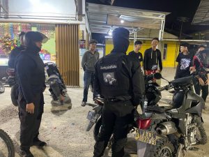 Cegah Tawuran dan Gank Motor Tim Serigala Kota Patroli Hunting Mobile Sepuran Kota Jambi Menghimbau Para Remaja yang Nongkrong di Jam Tengah Malam.