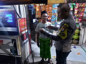 Tetap Waspadai: Anggota Piket Polsek Kramatwatu Polresta Serkot Mengawasi Pedagang dalam Patroli Malam