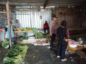 Sampaikan Pesan Kamtibmas Pada Pedagang dan Pembeli, Polsek Besuki Lakukan Patroli di Pasar