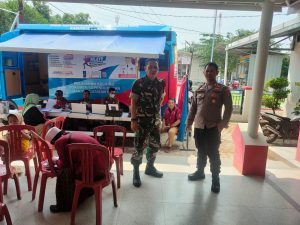 Sinergitas TNI-POLRI, Bhabinkamtibmas Polsek Terisi dan Babinsa Monitoring Pelayanan Pembuatan Dokumen Kependudukan