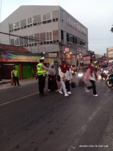 Antisipasi Kemacetan Pagi, Unit Lantas Polsek Sukalarang Melaksanakan Gatur Lalin  Dan Penyebrangan Saat Jam Masuk Karyawan