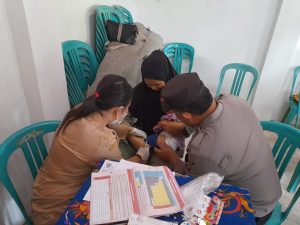 Bhabinkamtibmas Polsek Dayeuhkolot Monitoring Pemberian Vaksin PCV 3 di Pos Yandu