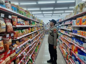 Polsek Ngasem Patroli Obyek Vital Sambang di Minimarket 