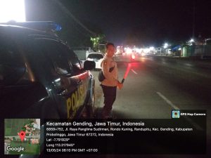 Berikan rasa aman kepada masyarakat Anggota Polsek Gending laksanakan patroli blue light