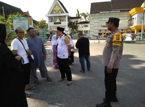 Bhabinkamtibmas Kelurahan Manggar Polsek Balikpapan Timur Jalin Komunikasi dengan Petugas Pendamping Jemaah Haji