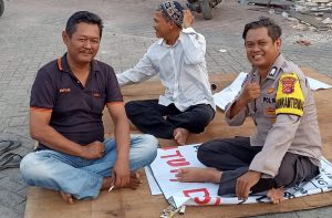 Patroli Sambang Desa, Bhabinkamtibmas Polsek Pasar Kemis Ajak Masyarakat Jaga Kamtibmas