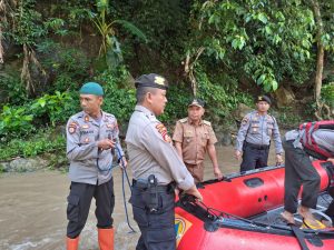 Polres Sijunjung dan BPBD Kabupaten Sijunjung Evakuasi Mayat di Batang Kuantan