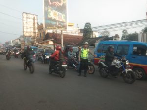 Guna Meminimalisir Kemacetan,Personil Lantas Polsek Banjaran Laksanakan Pengaturan Lalu lintas Pagi