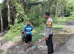 Bhabinkamtibmas Desa Tanjung Telang Sambang dan memberikan Edukasi Harkamtibmas kepada warga