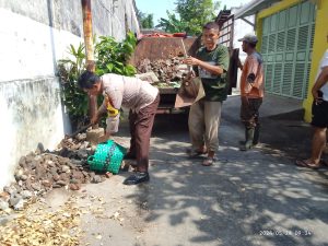 Saluran Air Mampet, Bhabinkamtibmas Baluwarti Bersama Warga Kerja Bakti Bersihkan Limbah Rumahan