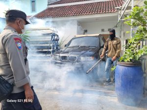 Berantas Jentik Nyamuk, Warga dan Bhabin Ciluncat Polsek Cangkuang, Laksanakan Fogging