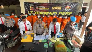Pangandaran- Jajaran Polres Pangandaran amankan 10 orang terduga pelaku ilegal logging kayu jati.