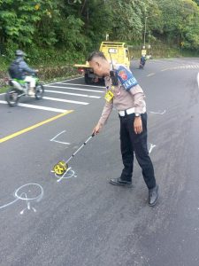 Polsek Cisarua Bersama Ukit Laka Lantas Tangani Kecelakaan Lalu Lintas di Jalan Raya Cisarua Puncak, Satu Orang Luka Ringan