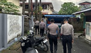 Sat Samapta Polresta Ambon Laksanakan Patroli Jalan Kaki Pantau Situasi Kamtibmas dan Berikan Himbauan kepada Masyarakat