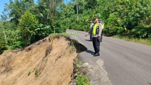 Antisipasi adanya korban akibat tanah longsor, Polsek Tanjung Agung Patroli serta memasang Spanduk peringatan