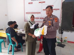 Polsek Lohbener Dukung Program Bantuan Pangan, Monitoring Penyaluran Beras di Sindangkerta