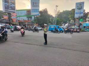 Cegah Kepadatan, Anggota Lantas Polsek Bogor Utara Laksanakan Pengaturan Arus Lalin di Pagi Hari