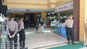 Patroli Siang Sat Samapta Polresta Ambon di Pusat Perbelanjaan Kota Ambon: Himbauan Kamtibmas kepada Pengunjung dan Pedagang