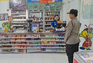 Anggota Polsek Wates Patroli Malam Sambang di Minimarket 