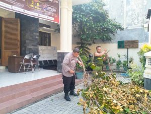 Bersama Warga Bhabinkamtibmas Pasar Kliwon Bersihkan Ranting Pohon