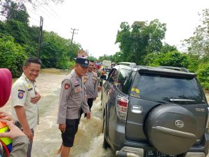 Banjir di Dua Wilayah Talang Ubi Akibat Curah Hujan Tinggi, Polsek Talang Ubi Lakukan Monitoring dan Pengaturan Arus Lalu Lintas