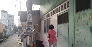 Bhabintamtibmas Polsek Medan Kota melaksanakan kegiatan Mendatangi Rumah Kosong Warga Yang Kehilangan Jerjak Besi dan Pintu Kayu