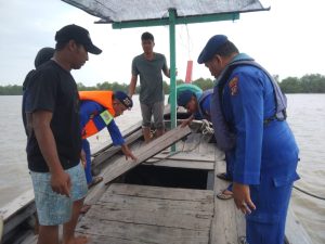 Sat Polairud Polres Tanjung Balai Sambangi Nelayan saat Patroli Perairan