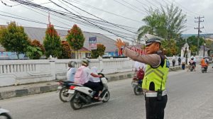 Lancarkan Perjalanan Warga Sat Lantas Polres Tanjung Balai Hadir di Pagi Hari Dalam Rangka Operasi Mantap Brata