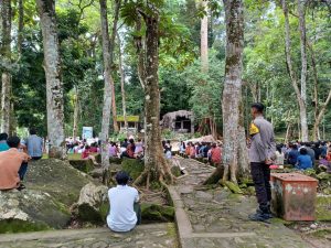 Beri Rasa Aman, Polsek Kelam Permai Laksanakan Pengamanan Ibadah Misa Di Wisata Rohani Gua Maria Bukit Kelam