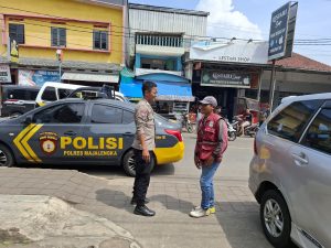 Bripka Achmad Supriyono Lakukan Patroli dan Dialogis dengan Petugas Parkir di Halaman Bank BNI Cikijing