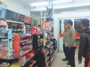 Patroli Polsek Cikijing Cegah Aksi Curat di Minimarket