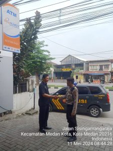 Pers Polsek Medan Kota melaksanakan kegiatan sambang dan antisipasi gangguan kamtibmas di Jalan SM. Raja Bank Sumut