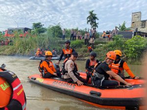 Personel Dit Samapta Polda Gorontalo Melanjutkan Pencarian Korban Diduga Jatuh ke Sungai Bolango