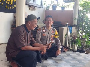 Bhabinkamtibmas Bripka Ujang Achmad Muzani, SH, Sambangi Pimpinan Pondok Pesantren Riyaadlul Huda untuk Mencegah Gangguan Kamtibmas