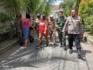 Bhabinkamtibmas Kebraon Polsek Karangpilang Dampingi Tim Kesehatan Untuk Evakuasi Warga Kemlaten Yang Alami Gangguan Kejiwaan
