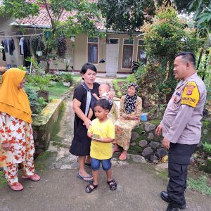 Bhabinkamtibmas Desa Tajur Sambangi Ibu-Ibu Warga dan Berikan Imbauan Kamtibmas