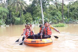 Kapolres Oku Gunakan Perahu untuk Pantau Banjir dan Bantu Warga Terdampak Banjir