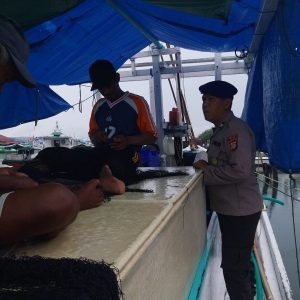 Sat Polair Polres Bontang Cek Peralatan Keselamatan dan Beri Himbauan Kepada Nelayan
