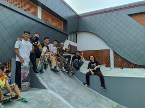 Bhabinkamtibmas Bripka Roy Ronal Komara Sandi Galang Kemitraan dengan Anak-anak Skaters dalam Patroli Dialogis