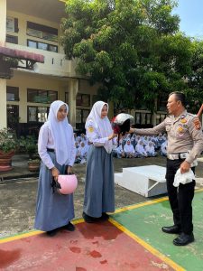 Polres Kuansing dan Indonesia Safety Driving Center (ISDC) Gelar Police Goes To School di SMAN 1 Kuantan Mudik