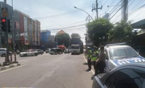 Polsek Karangpilang Pengamanan Dan Penyekatan Di TL Kedurus Antisipasi Bubaran Giat PSHW Di Wilayah Jambangan