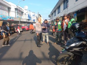 Bhabinkamtibmas Kutowinangun Kidul Himbau Ojol Pasar Raya 1 Salatiga Tertib Berlalulintas