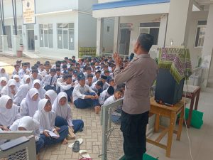 Polsek Sedong melaksanakan program "Police goes to school" Pembinaan dan Penyuluhan di SMPIT Ibnu Khaldun Desa Panambangan.